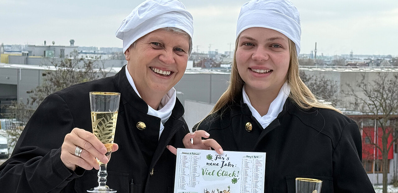 Im Rauchfangkehrermuseum begrüßen Anna-Theres Stern und Tochter Magdalena die Besucherinnen und Besucher zu Silvester mit einem Glas Sekt.