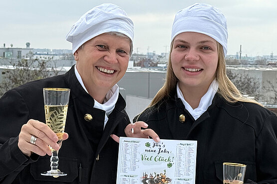 Im Rauchfangkehrermuseum begrüßen Anna-Theres Stern und Tochter Magdalena die Besucherinnen und Besucher zu Silvester mit einem Glas Sekt.