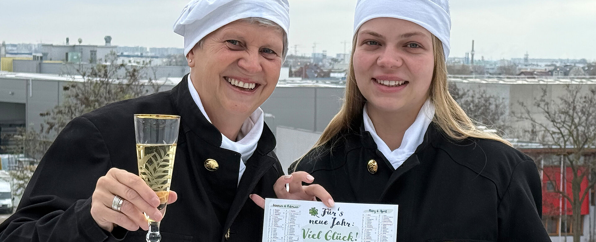 Im Rauchfangkehrermuseum begrüßen Anna-Theres Stern und Tochter Magdalena die Besucherinnen und Besucher zu Silvester mit einem Glas Sekt.