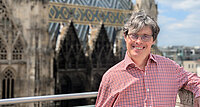 Severin Neira ist Ministrant in Sievering und holt sich beim Beten seine Antworten vom Himmel herunter.