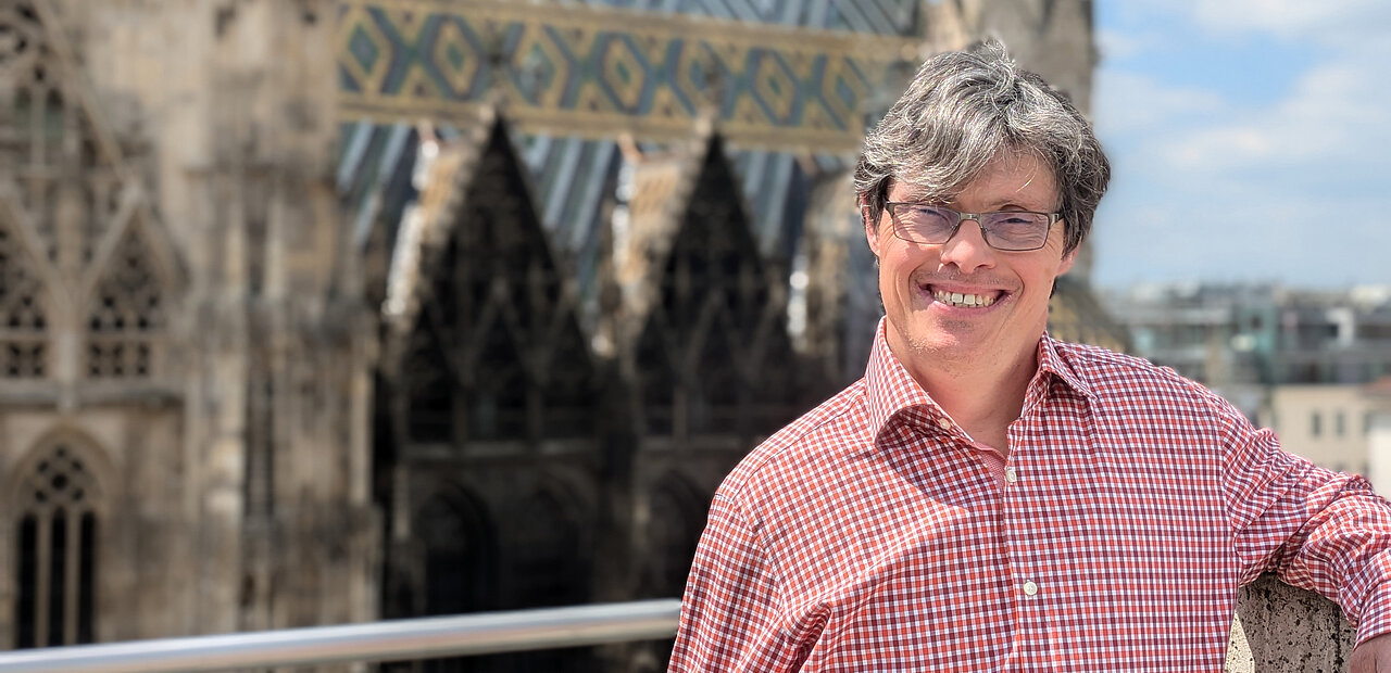 Severin Neira ist Ministrant in Sievering und holt sich beim Beten seine Antworten vom Himmel herunter.