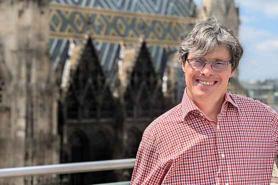 Severin Neira ist Ministrant in Sievering und holt sich beim Beten seine Antworten vom Himmel herunter.