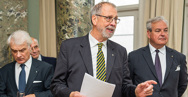 Fra' Gottfried Kühnelt-Leddihn hält beim Malteserorden eine Ansprache.