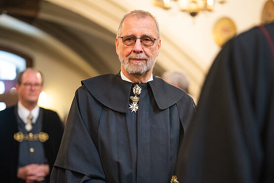 Malteser-Ordensritter Fra' Gottfried Kühnelt-Leddihn in Kukulle in der Malteserkirche in Wien.