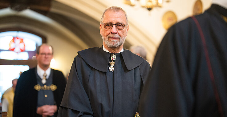 Malteser-Ordensritter Fra' Gottfried Kühnelt-Leddihn in Kukulle in der Malteserkirche in Wien.