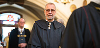Malteser-Ordensritter Fra' Gottfried Kühnelt-Leddihn in Kukulle in der Malteserkirche in Wien.