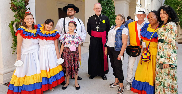 Pfarrer Jesús und seine Gemeinde mit Weihbischof Franz Scharl beim Sonntag der Völker.