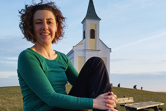 Gerda Ruprecht vor einer Kapelle