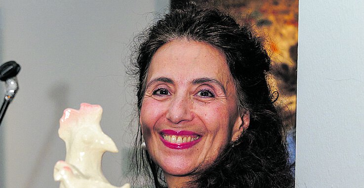 Timna Brauer präsentiert eine Skulptur ihres Vaters Arik Brauer.