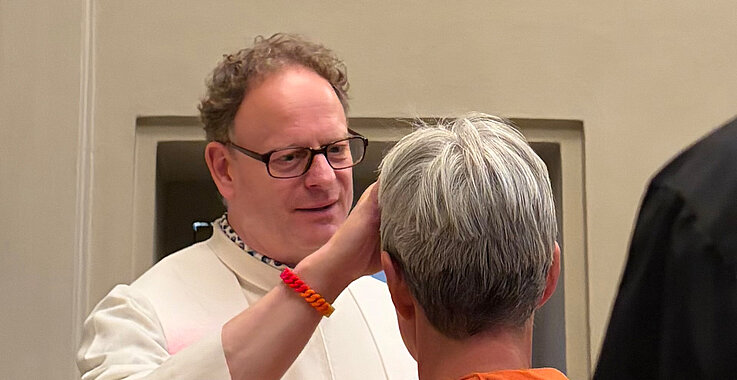 Gregor Jansen beim queer-freudlichen Gebet und Segen.
