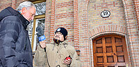 Dariusz Schutzki vor seinem Wohnhaus