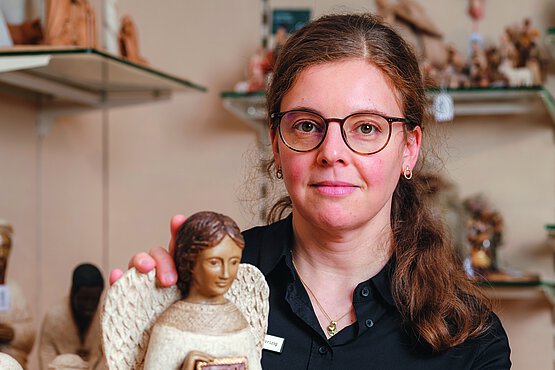 Astrid Gaberszig von Kunst und Kirche hat eine große Liebe für Krippenfiguren und berät mit viel Wissen und Herzblut. 