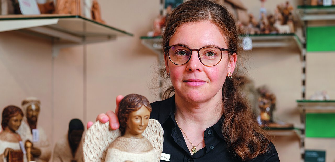 Astrid Gaberszig von Kunst und Kirche hat eine große Liebe für Krippenfiguren und berät mit viel Wissen und Herzblut. 