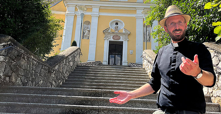 Pfarrer Hansl auf den Stiegen zur Barockkirche Falkenstein