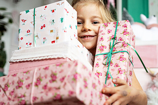 Mädchen mit Geschenkspackerl
