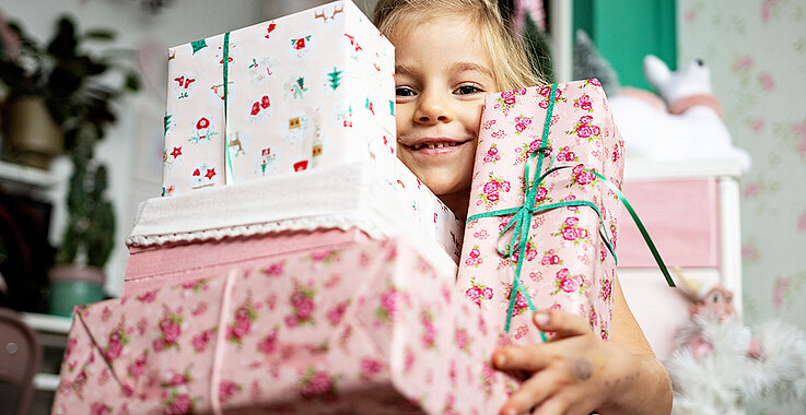 Mädchen mit Geschenkspackerl