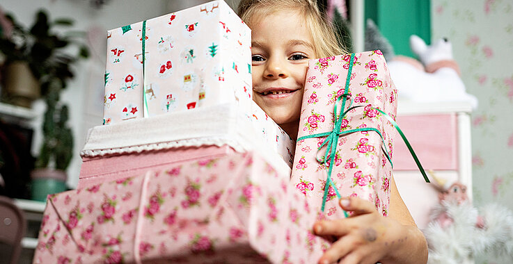 Mädchen mit Geschenkspackerl