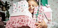 Mädchen mit Geschenkspackerl
