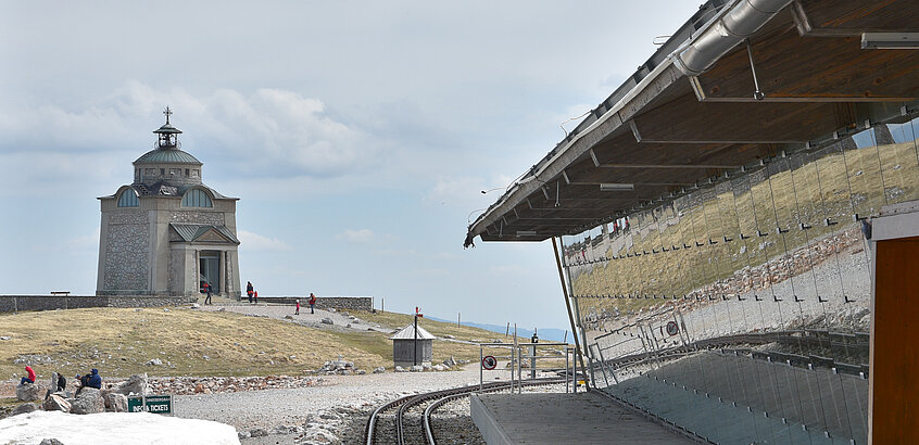 Unweit der Bergstation der Schneebergbahn steht die Kaiserin- Elisabeth-Gedächtniskirche.