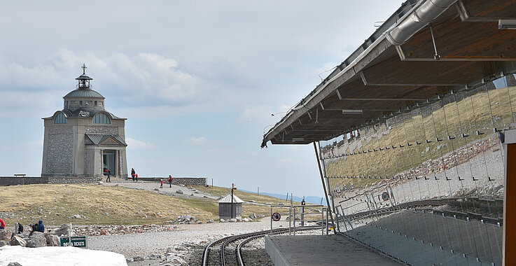 Unweit der Bergstation der Schneebergbahn steht die Kaiserin- Elisabeth-Gedächtniskirche.  