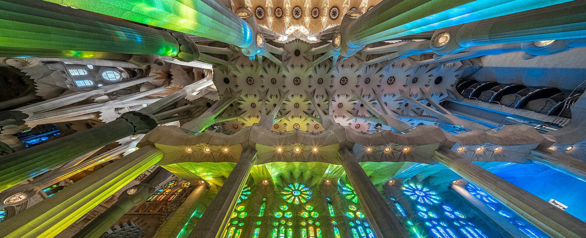 Durch die Kirhenfenster flutet Licht in leuchtendem Rot, Blau, Grün und Gold den Innenraum der Sagrada Família und taucht ihn in eine beinahe himmlische Atmosphäre.