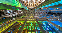 Durch die Kirhenfenster flutet Licht in leuchtendem Rot, Blau, Grün und Gold den Innenraum der Sagrada Família und taucht ihn in eine beinahe himmlische Atmosphäre.