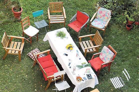 Tisch und Stühle im Garten