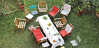 Tisch und Stühle im Garten