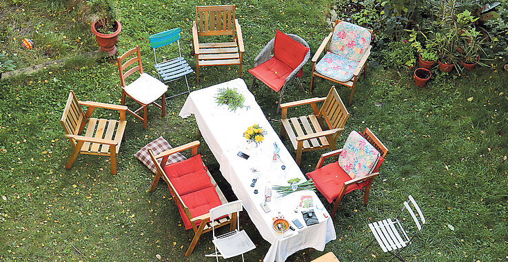 Tisch und Stühle im Garten