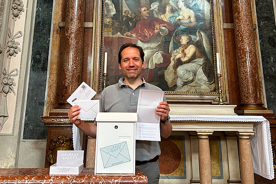 Einen Brief an Gott schreiben: Nikolaus Haselsteiner (Pastoralamt) in der Wiener Schottenkirche. 