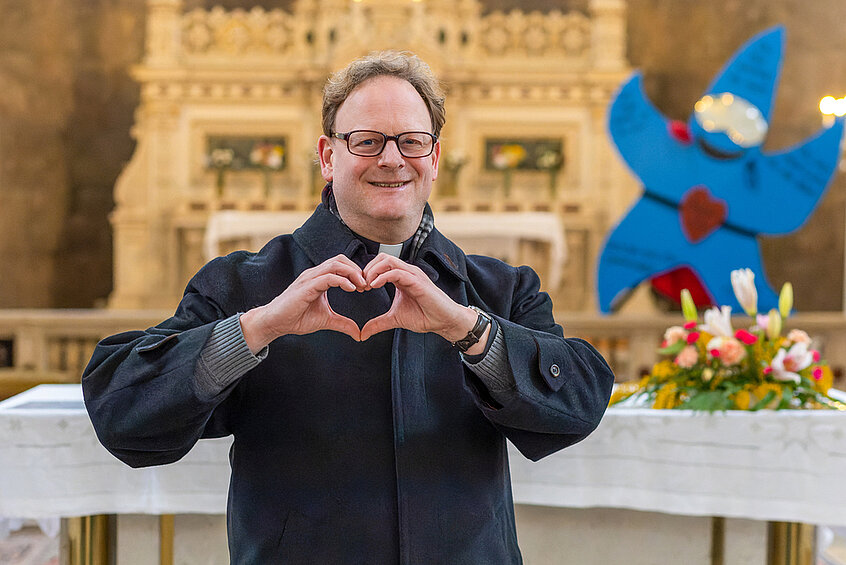 Pfarrmoderator Gregor Jansen von der Pfarre Breitenfeld arbeitete als Seelsorger beim interreligiösen Pavillion im ESC-Village am Wiener Rathausplatz. 