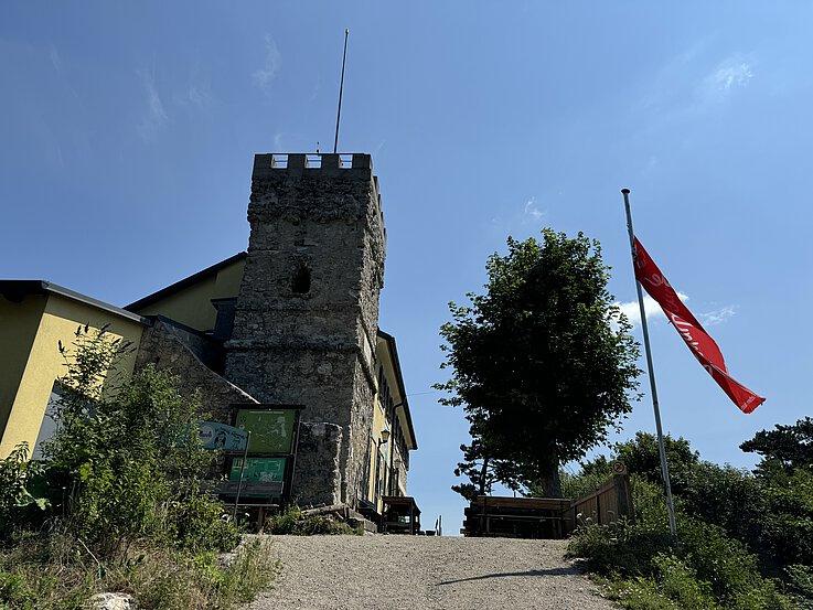 Die Hütte am Höllenstein mit dem Julien-Turm. 
