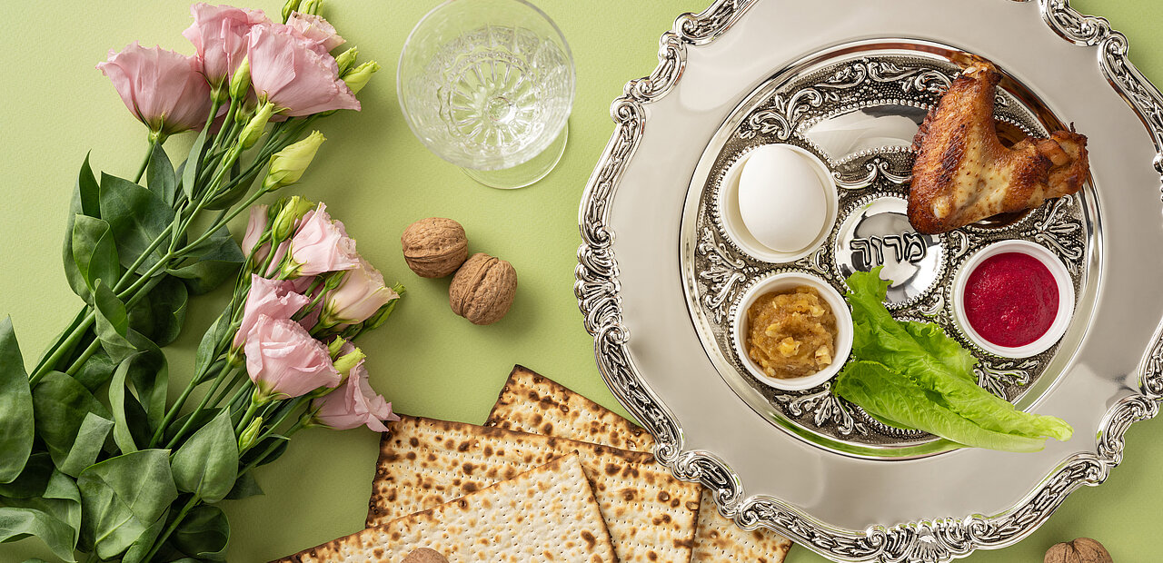 Ein Seder-Abend folgt einer festen Ordnung, verbindet Texte, Lieder und symbolische Speisen miteinander und erinnert an den Auszug des Volkes Israel aus der Sklaverei in Ägypten. 