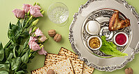 Ein Seder-Abend folgt einer festen Ordnung, verbindet Texte, Lieder und symbolische Speisen miteinander und erinnert an den Auszug des Volkes Israel aus der Sklaverei in Ägypten. 