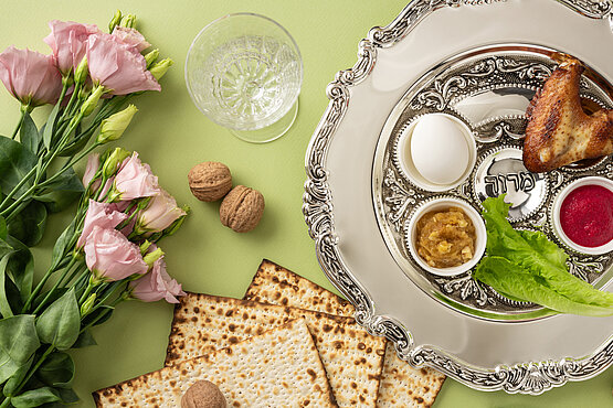 Ein Seder-Abend folgt einer festen Ordnung, verbindet Texte, Lieder und symbolische Speisen miteinander und erinnert an den Auszug des Volkes Israel aus der Sklaverei in Ägypten. 