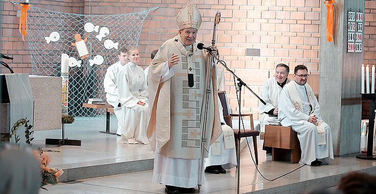 Kardinal Schönborn in Pötzleinsdorf - Pfarrmosaik Nr. 49/2023