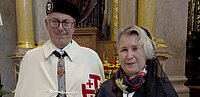 Barbara Schedl und ein Ritter aus dem Orden