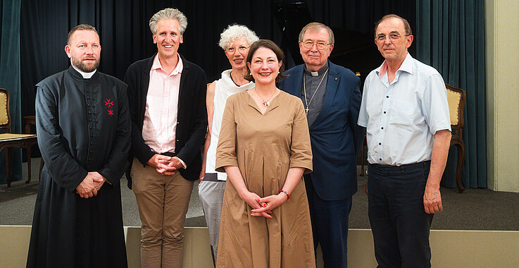 Das Abschlussfoto der Podiumsdiskussion.
