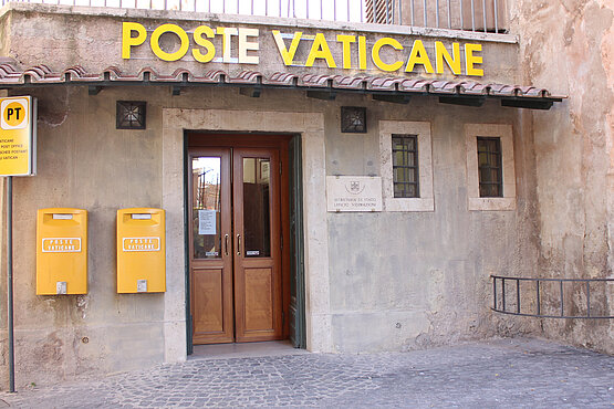 Seit 1929 wird in der „Poste Vaticane“ Post bearbeitet – angeblich sind es pro Jahr allein mehr als 6 Millionen Postkarten.
