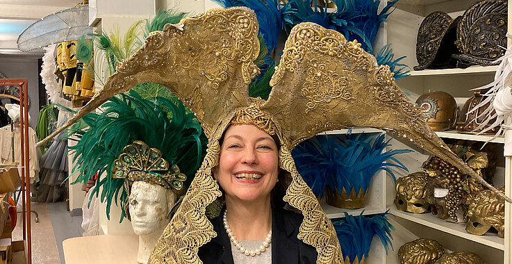 Sophie Lauringer mit pompöser goldener Kopfbedeckung aus dem Kostümfundus.