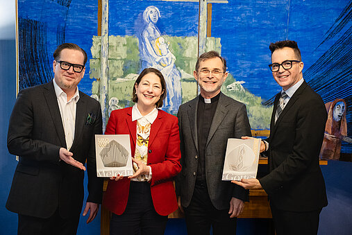 radio klassik Stephansdom-Chefredakteur Christoph Wellner, Der SONNTAG-Chefredakteurin Sophie Lauringer und Geschäftsführer Roman Gerner Übergaben dem Wiener Erzbischof "in spe" das Sondermagazin zur Bischofsweihe. 