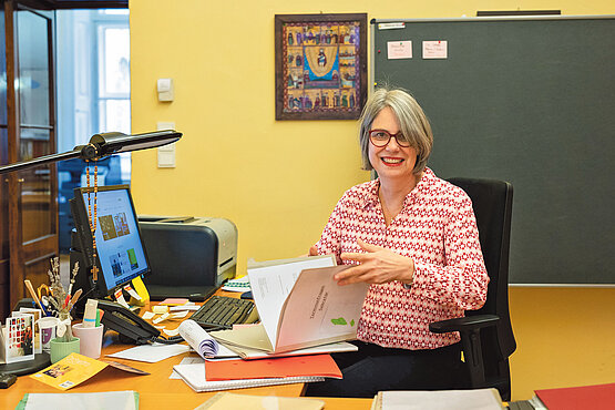 Corinna Turner im Büro von Kardinal Schönborn