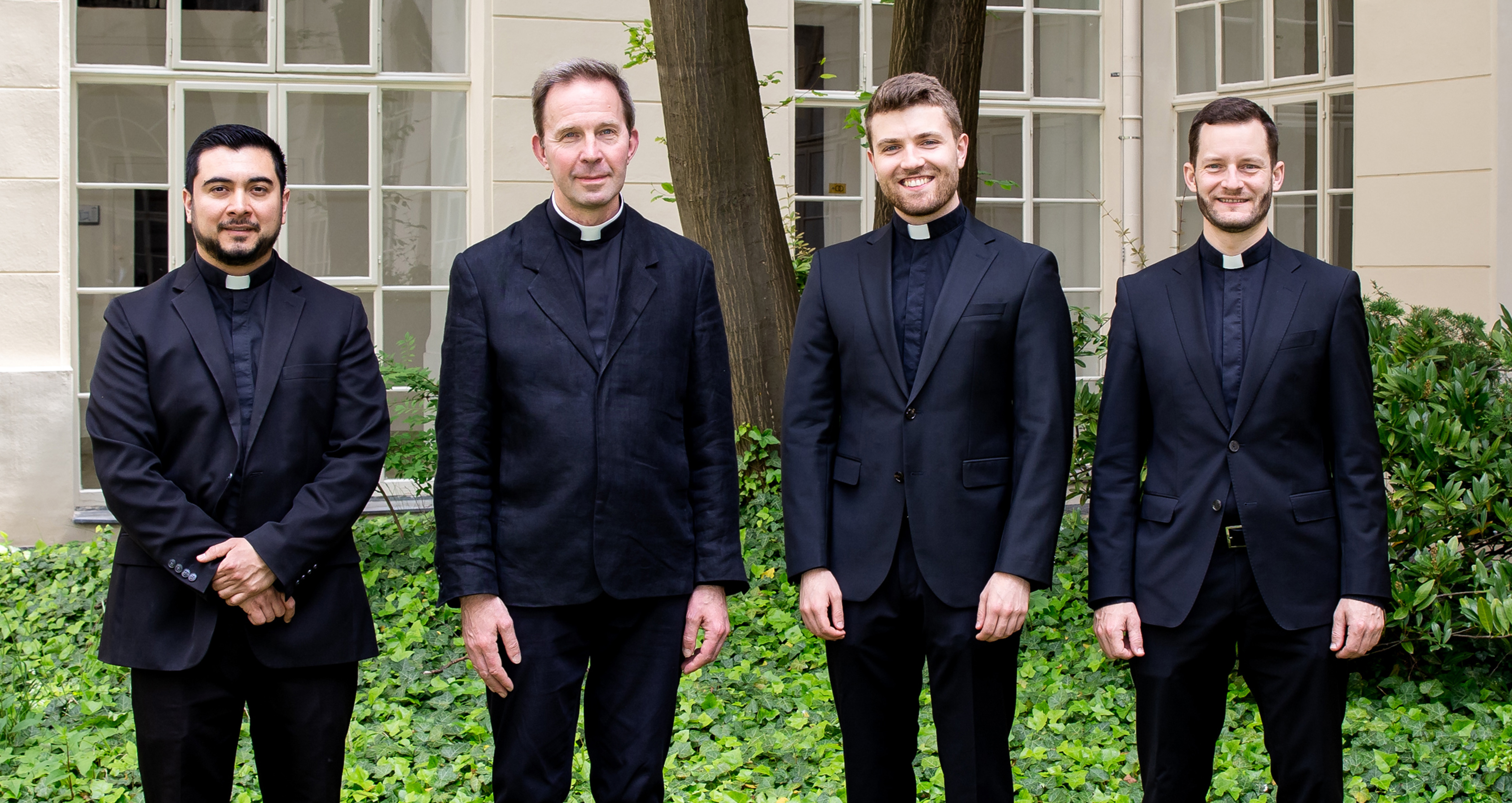 Die Neupriester Cristian Xavier Gonzalez, Joachim Losehand, Manuel Rennhofer und Richard Andrae feiern am 20. Juni 2026 ihre Priesterweihe. 