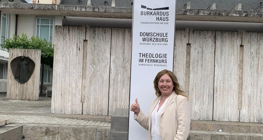 Nach ihrer Abschlussprüfung in Pastoraltheologie in Würzburg – ein wichtiger Schritt auf ihrem Weg der Berufung.
