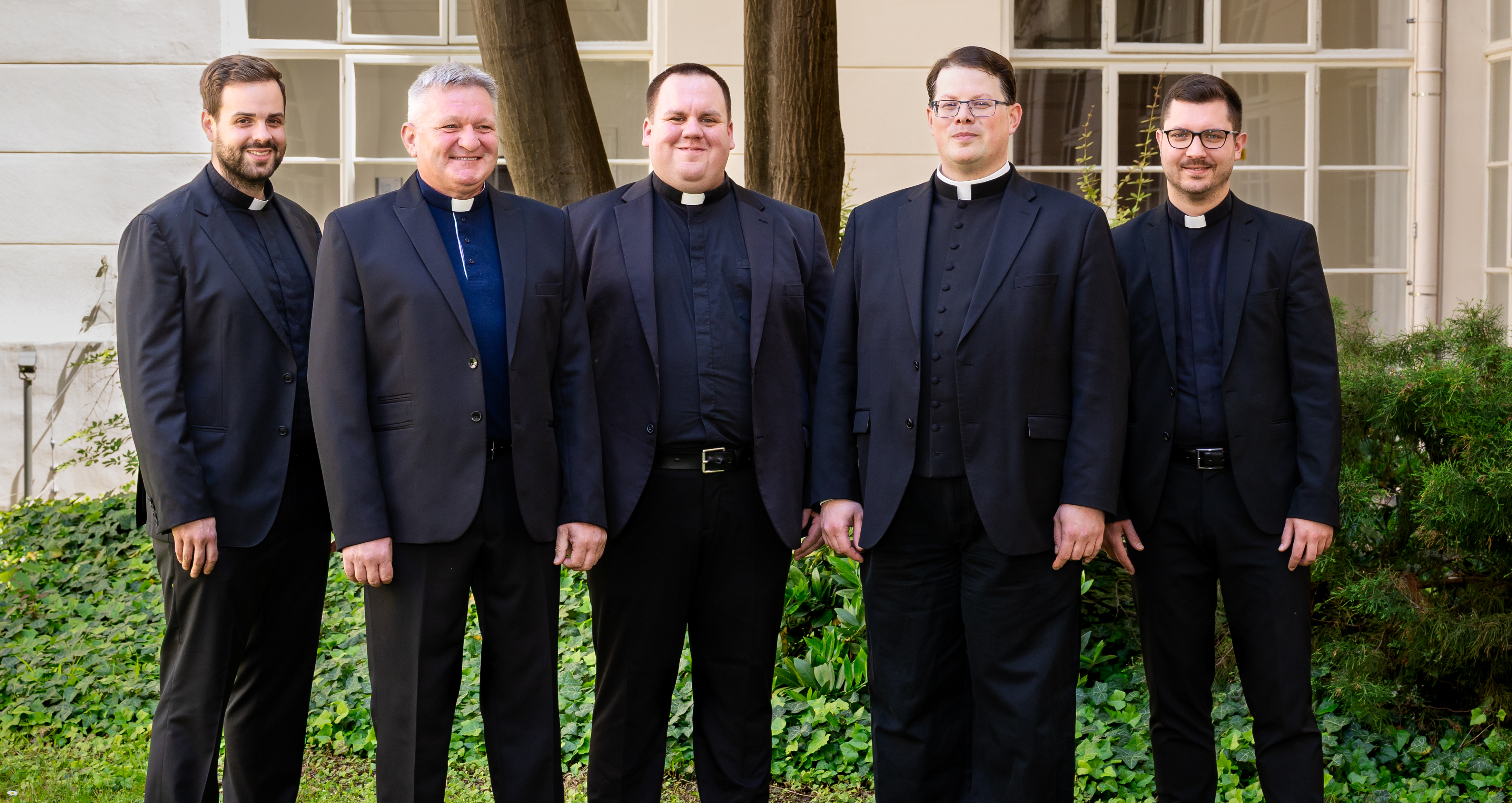Die Neupriester von links nach rechts Matthias Aumüller, Tibor Bujdák, Michael Haller, Lukas Dominikus Albert, Jedrzej Balawender. 